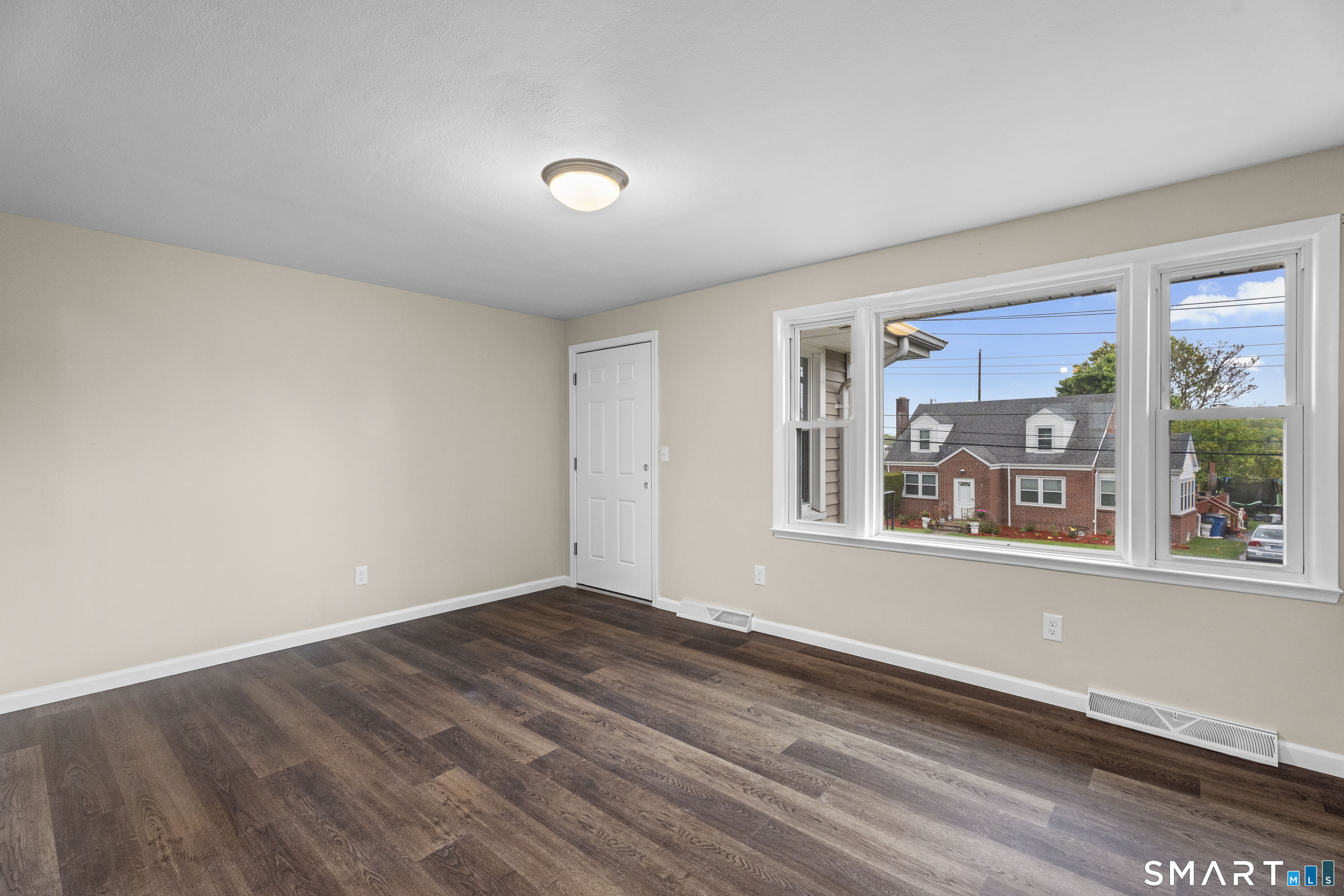 194 South End Road New Haven, CT 06512 - Photo 2 of 6