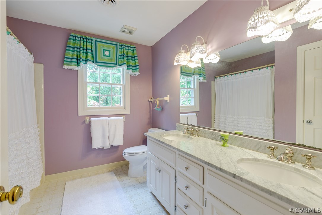 9800 Kingsbridge Road Henrico, VA 23238 - Photo 41 of 50 Hall Bath on second level