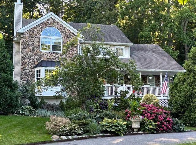 $1,349,000 | 6 Sandy Hollow Road, Northport, NY 11768