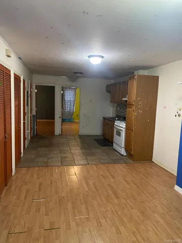a view of empty room with a kitchen