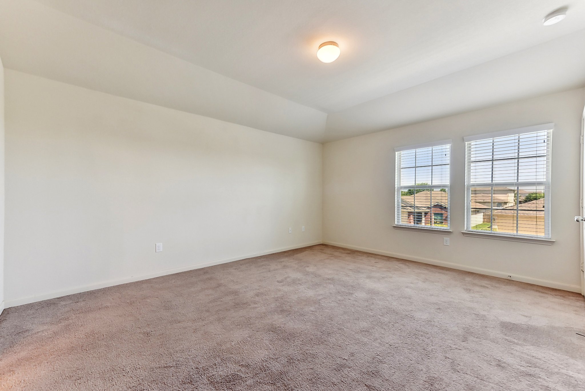 310 Potters Peak Way Georgetown, TX 78626 - Photo 16 of 21 Spacious interior room with neutral-toned walls and plush carpeting