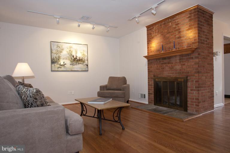 7906 Greeley Boulevard Springfield, VA 22152 - Photo 14 of 28 Living Room
