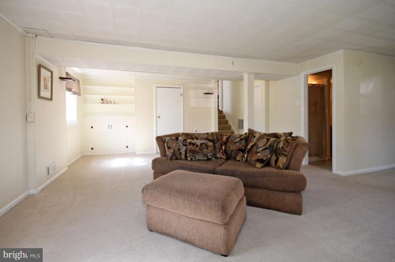 7906 Greeley Boulevard Springfield, VA 22152 - Photo 20 of 28 Family Room