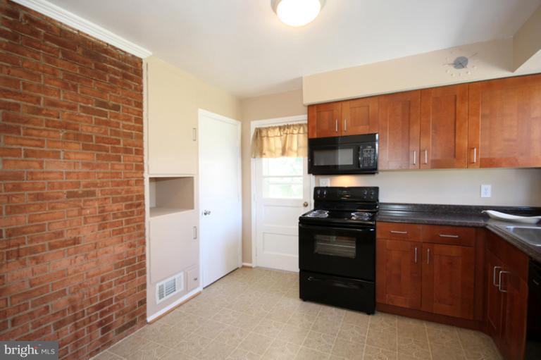 7906 Greeley Boulevard Springfield, VA 22152 - Photo 23 of 28 Kitchen