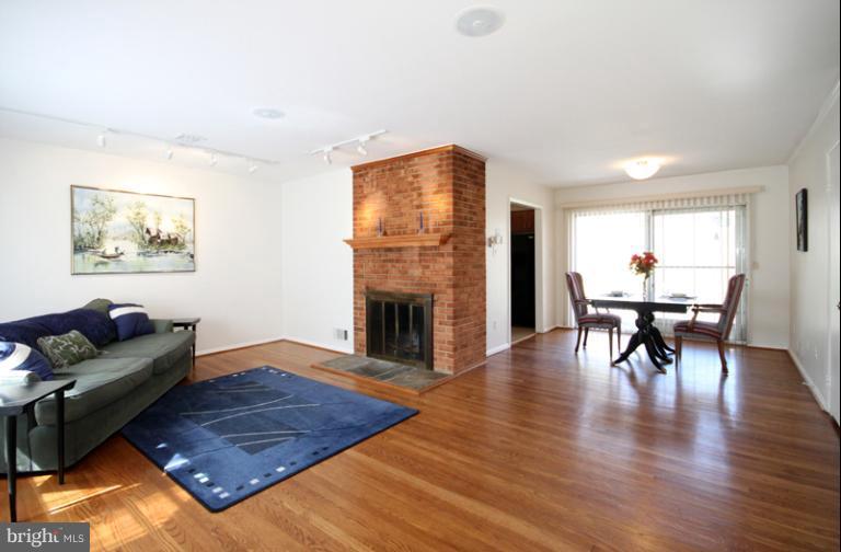7906 Greeley Boulevard Springfield, VA 22152 - Photo 7 of 28 Living Room