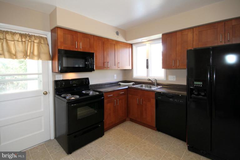 7906 Greeley Boulevard Springfield, VA 22152 - Photo 8 of 28 Kitchen