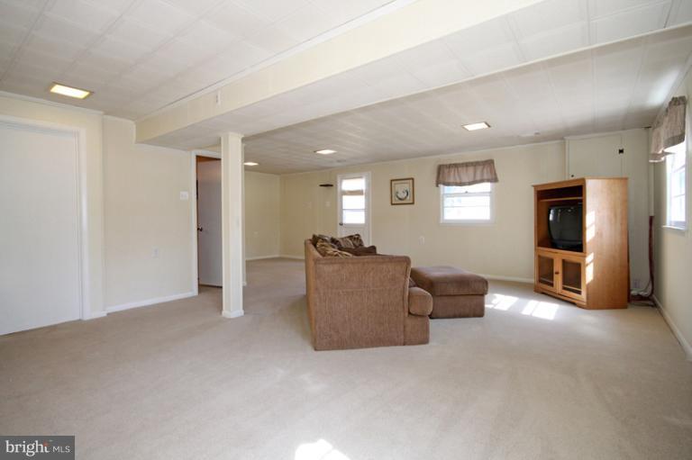 7906 Greeley Boulevard Springfield, VA 22152 - Photo 10 of 28 Family Room