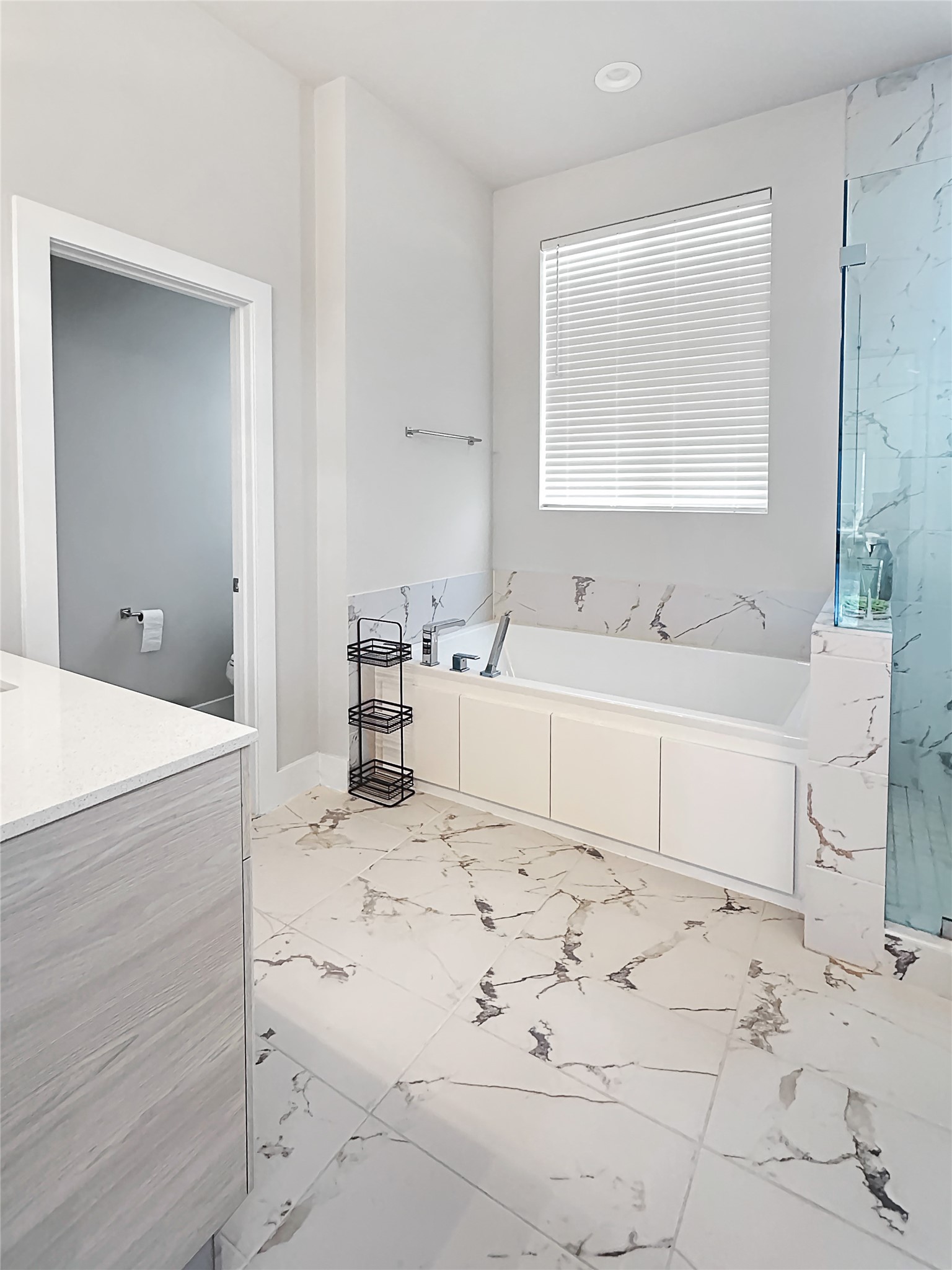 4702 Oats Street, Unit B Houston, TX 77020 - Photo 12 of 20 a spacious bathroom with a bathtub sink and mirror