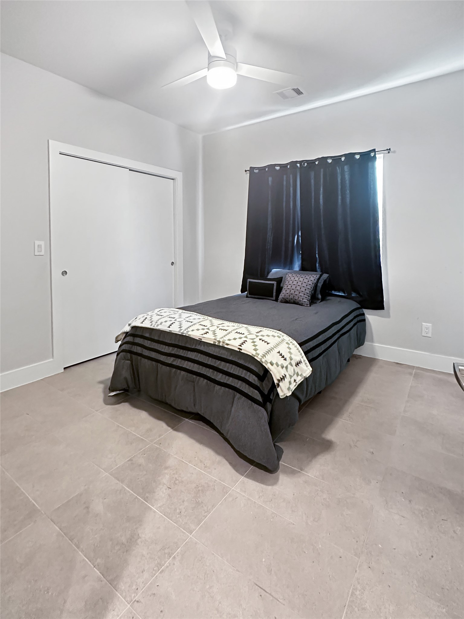 4702 Oats Street, Unit B Houston, TX 77020 - Photo 13 of 20 a spacious bedroom with a bed and a shower