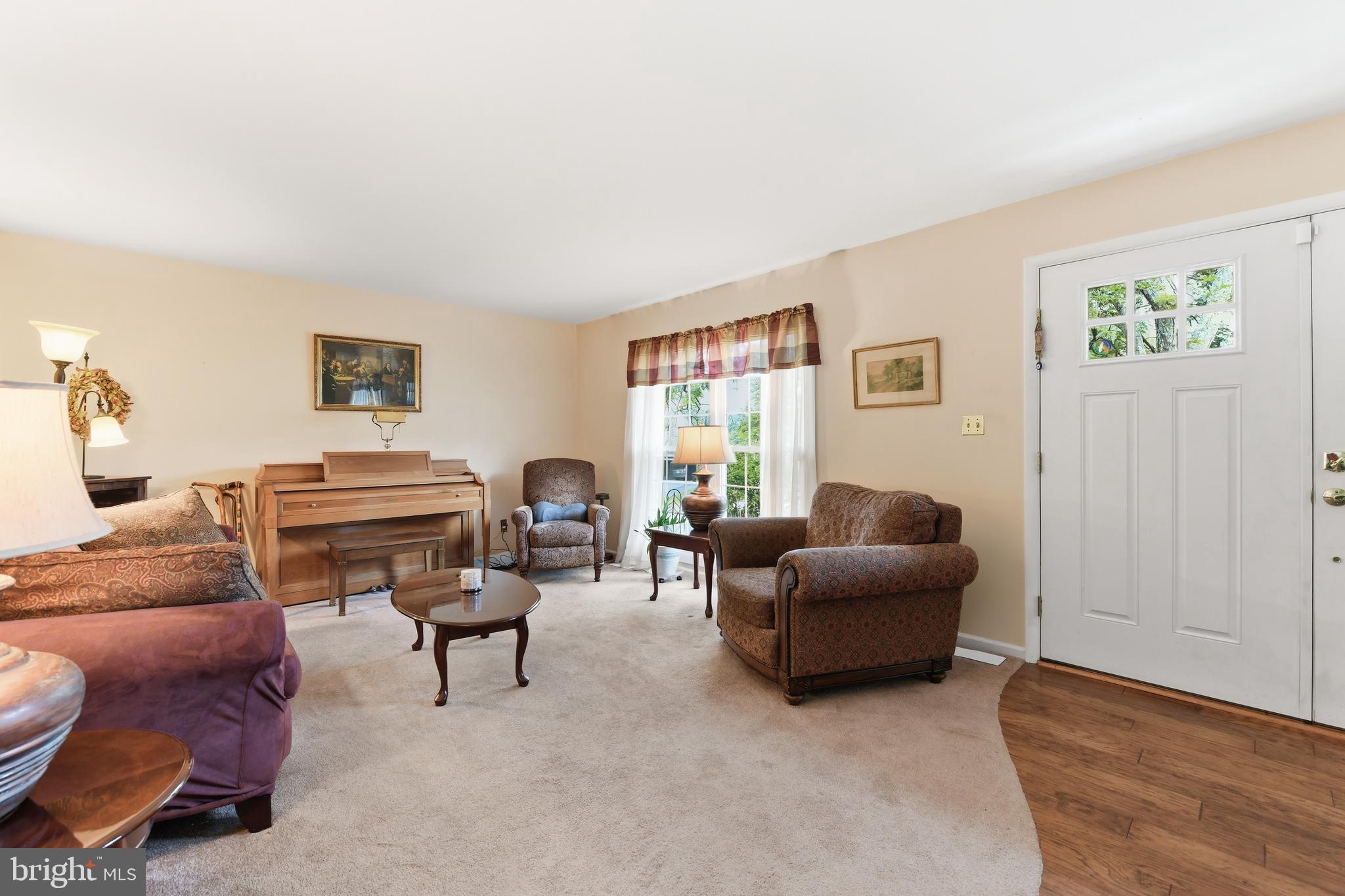 36 Par Drive Reading, PA 19607 - Photo 5 of 41 Living Room