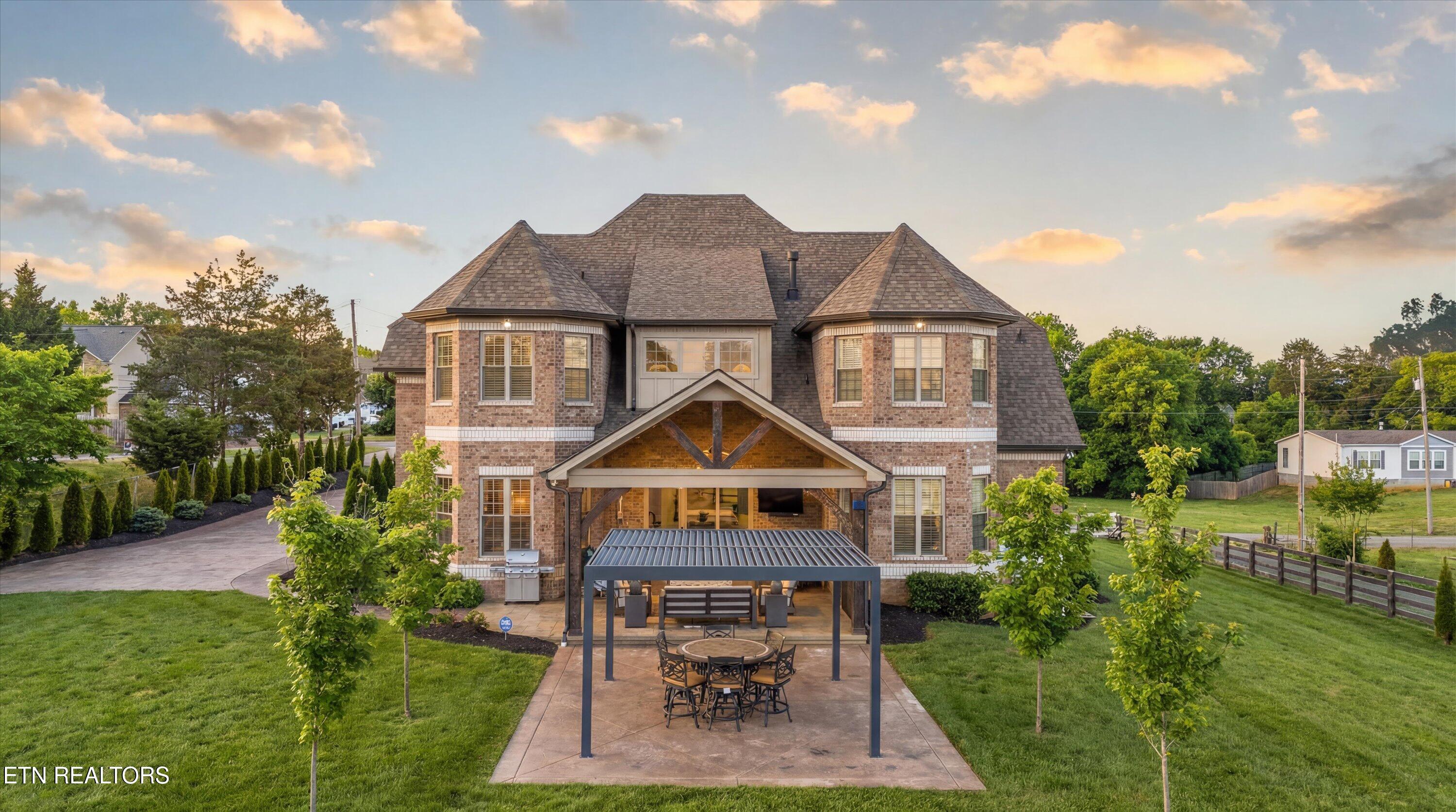 1807 Thompson Road Knoxville, TN 37932 - Photo 5 of 60 62-62-hf_20260120_140538_b2730bec-cd45-4