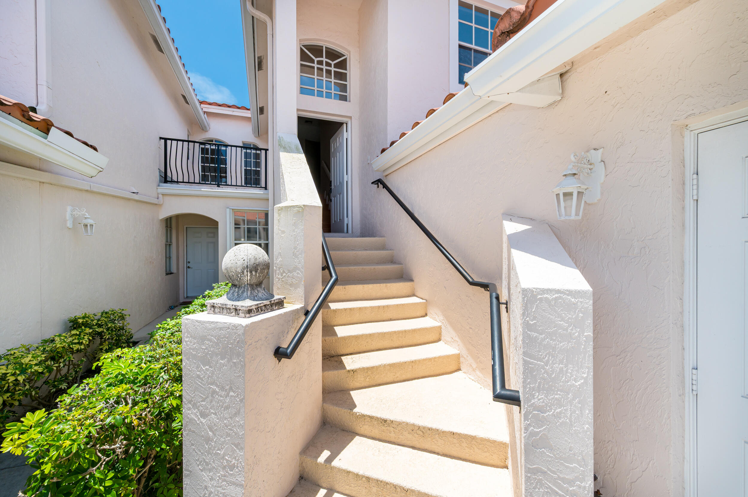 8550 Vía Romana, Unit 2 Boca Raton, FL 33496 - Photo 3 of 21 photo-19