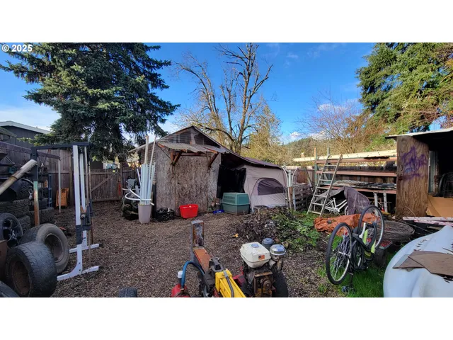 $149,900 | 1140 East Chamberlain Avenue, Cottage Grove, OR 97424