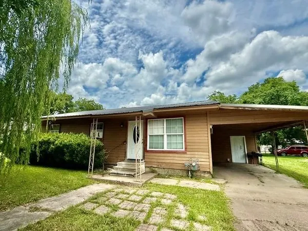 $89,900 | 805 West 3rd Street, Clarksville, TX 75426