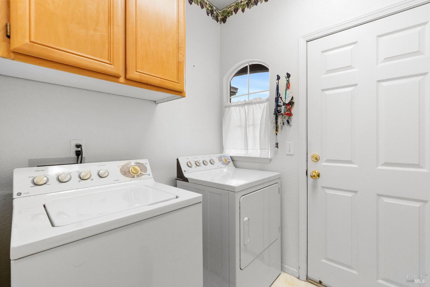 672 Meadowbrook Lane Rio Vista, CA 94571 - Photo 18 of 39 a utility room with dryer and washer