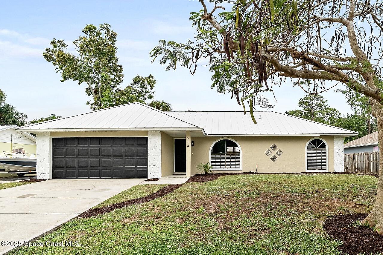 914 Devon Avenue Sebastian, FL 32958 - Photo 39 of 40 a front view of a house with garden