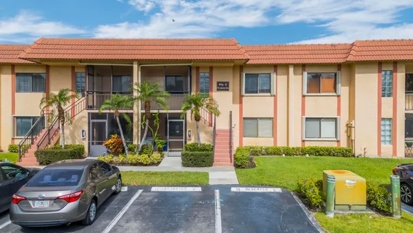 $312,000 | 170 Lakeview Drive, Unit 203, Weston, FL 33326