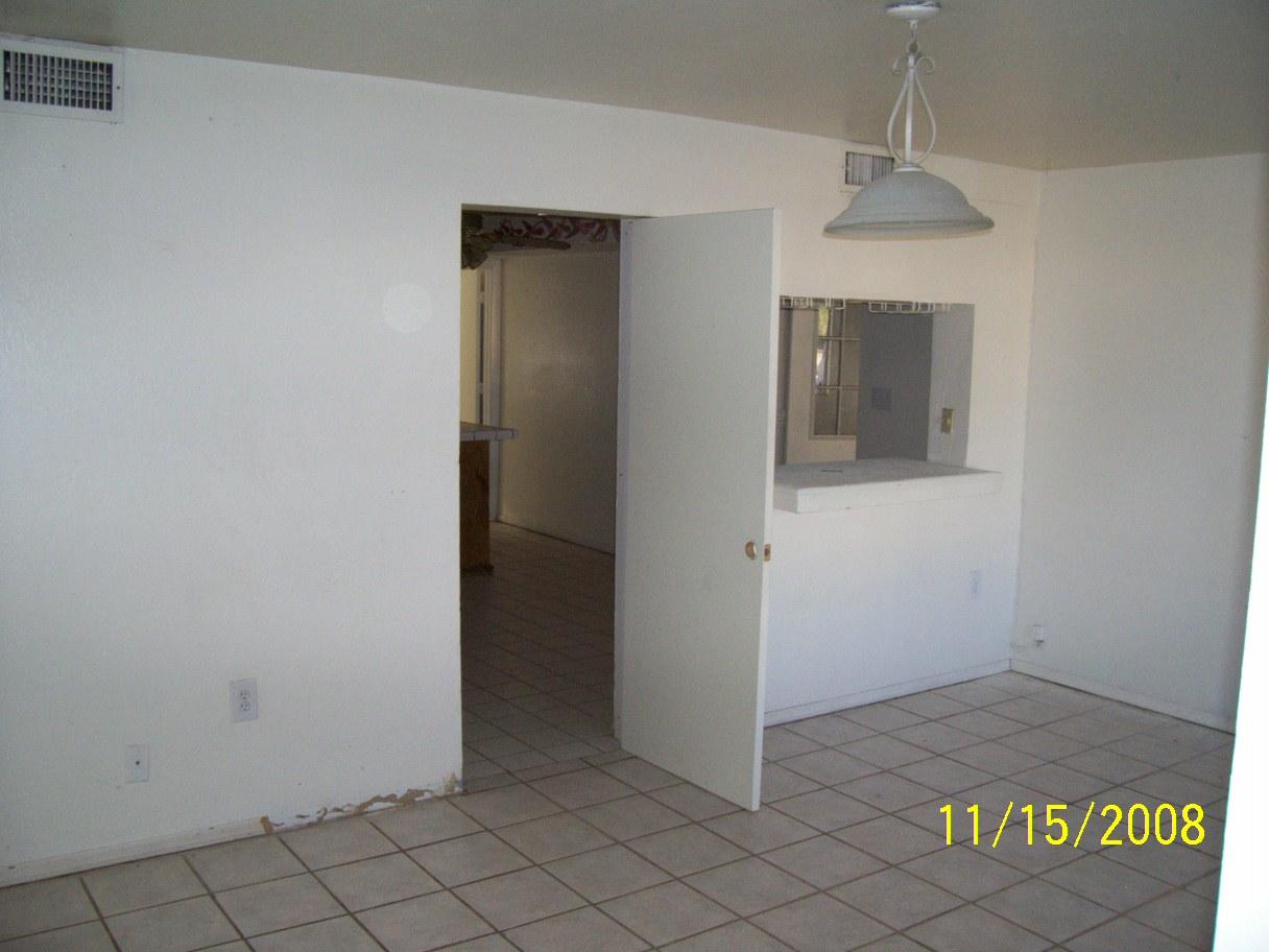 1711 East Cheery Lynn Road Phoenix, AZ 85016 - Photo 3 of 6 an empty room with windows