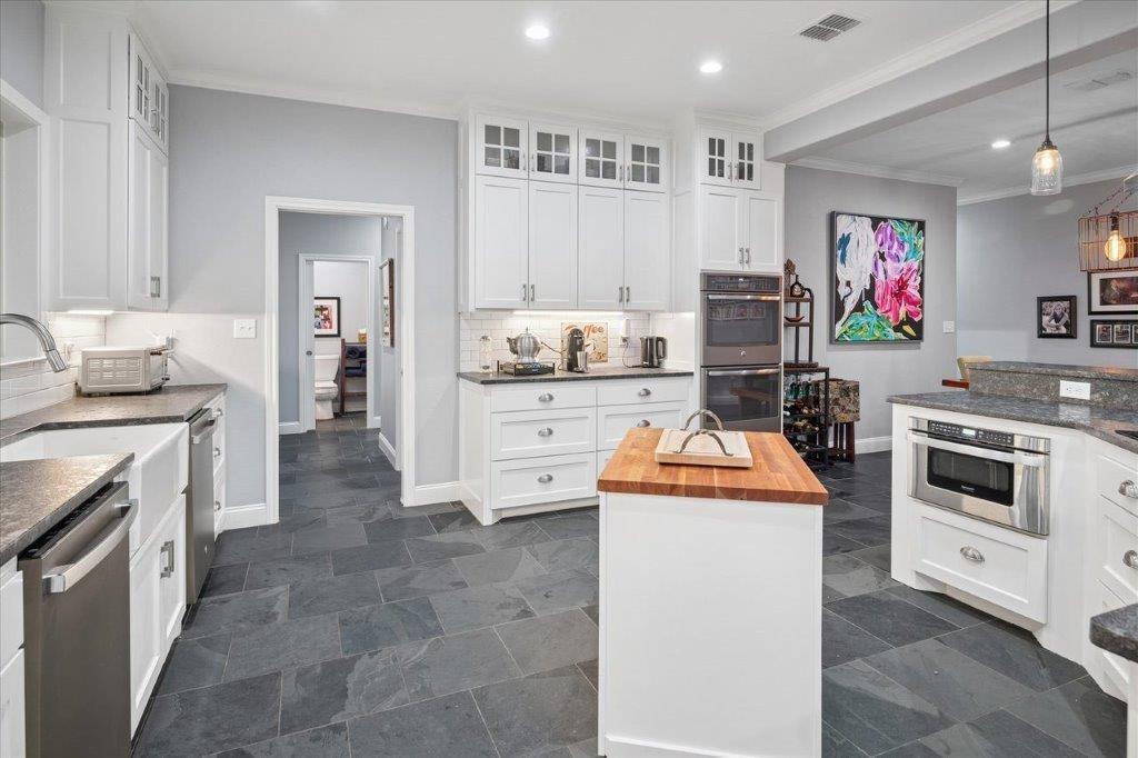 154 Bayside Circle Malakoff, TX 75148 - Photo 11 of 40 a kitchen with stainless steel appliances granite countertop a stove and a sink