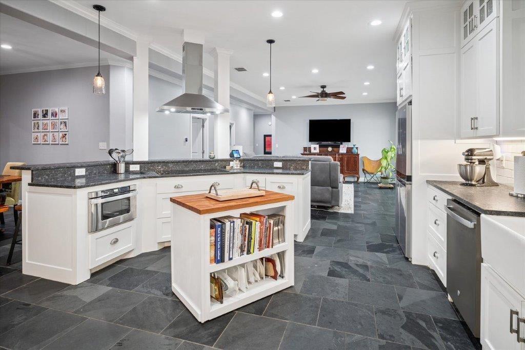 154 Bayside Circle Malakoff, TX 75148 - Photo 12 of 40 a large white kitchen with stainless steel appliances a stove a sink and a refrigerator