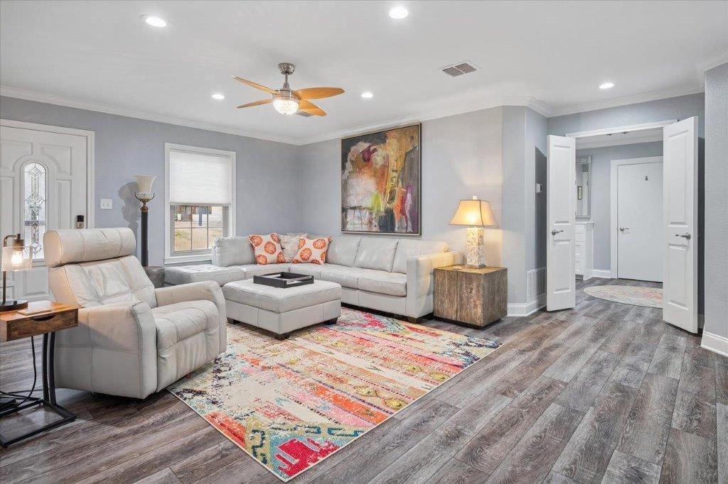 154 Bayside Circle Malakoff, TX 75148 - Photo 20 of 40 a living room with furniture and wooden floor