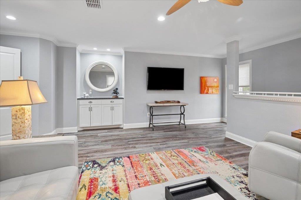 154 Bayside Circle Malakoff, TX 75148 - Photo 21 of 40 a living room with furniture and a flat screen tv
