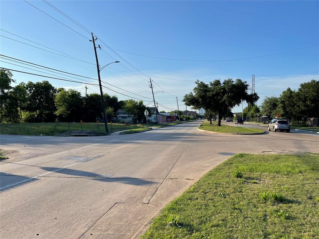 3638 Bloomfield Street Houston, TX 77051 - Photo 3 of 6 a view of a yard with a floor to ceiling windows