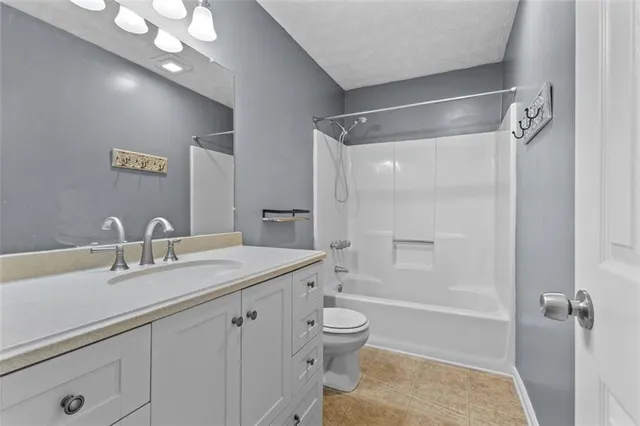 a view of an empty room with a ceiling fan