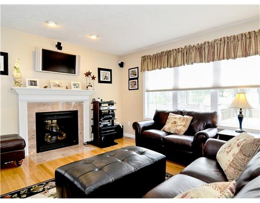 31 Kiley Way Coventry, RI 02816 - Photo 15 of 20 Den/Family/Great Room.