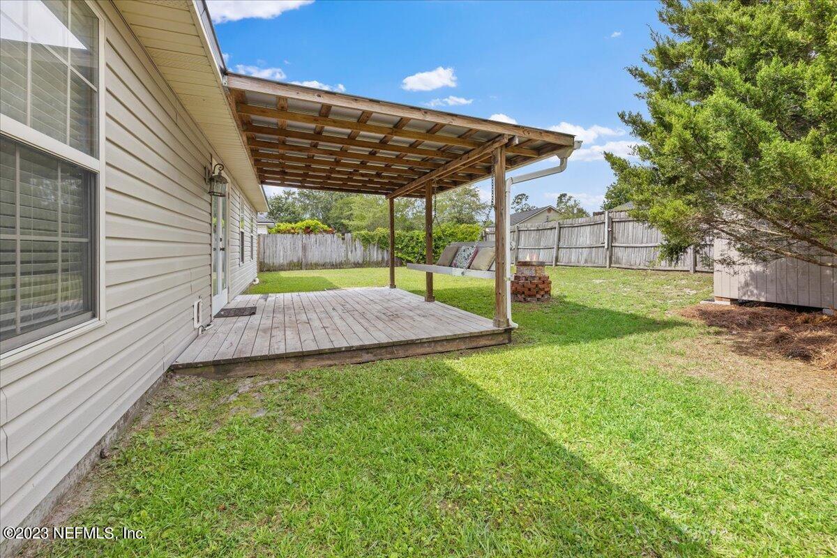 681 Fox Run Circle Macclenny, FL 32063 - Photo 16 of 18 a view of a backyard with a tub