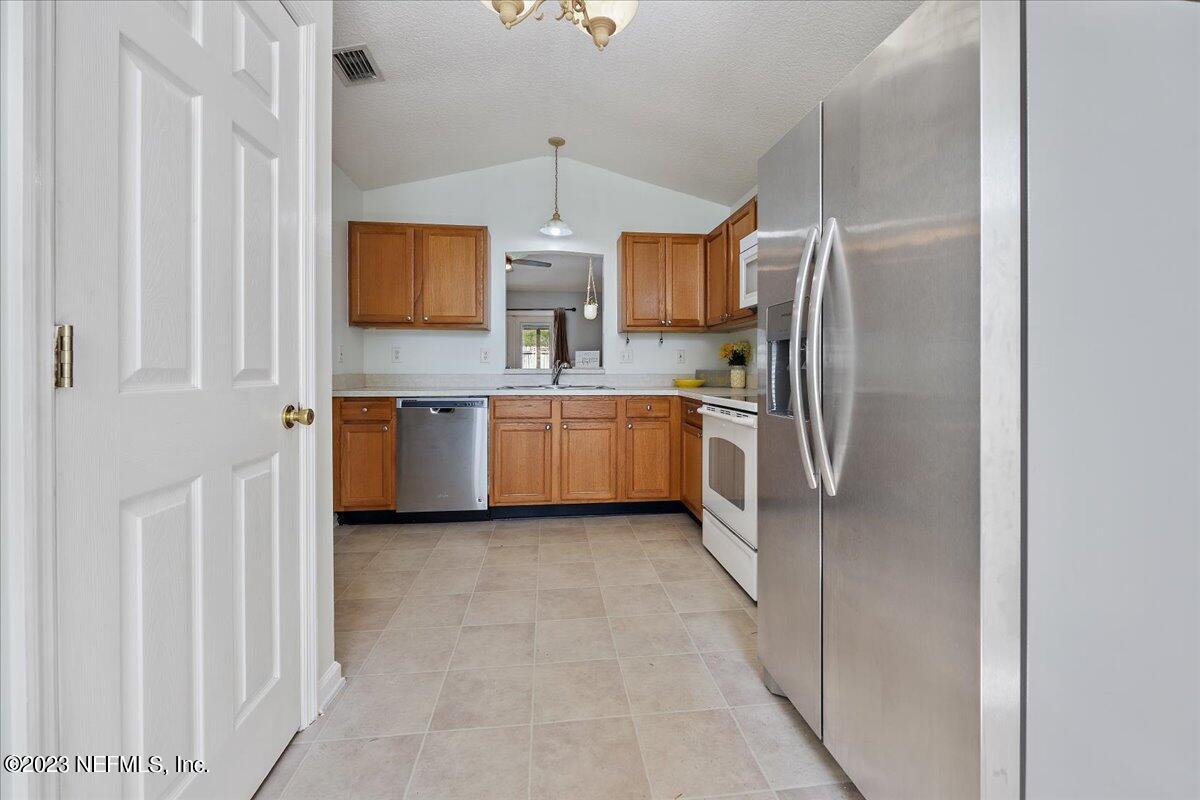 681 Fox Run Circle Macclenny, FL 32063 - Photo 5 of 18 a kitchen with stainless steel appliances a refrigerator and a sink