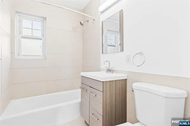 $1,800 | 138 Clinton Place, Unit 1B, Hackensack, NJ 07601