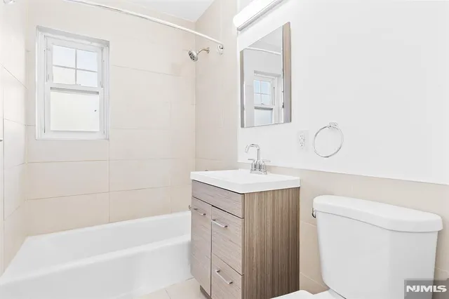 $1,800 | 138 Clinton Place, Unit 1B, Hackensack, NJ 07601