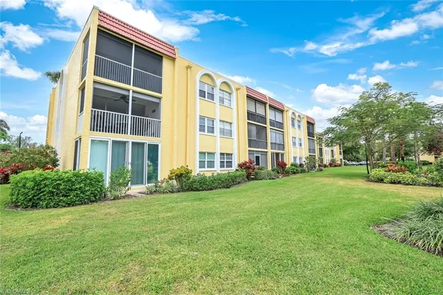 $179,900 | 1086 Forest Lakes Drive, Unit 9107, Naples, FL 34105