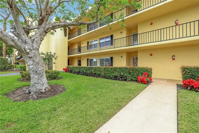 $179,900 | 1086 Forest Lakes Drive, Unit 9107, Naples, FL 34105