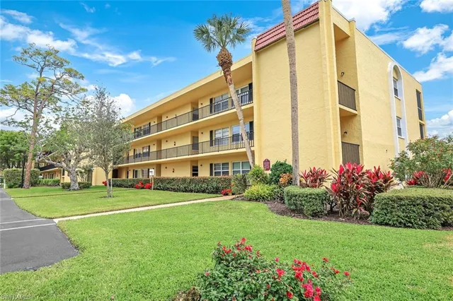 $179,900 | 1086 Forest Lakes Drive, Unit 9107, Naples, FL 34105