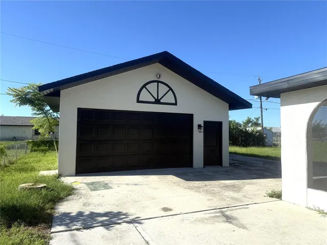 a view of a back yard of the house