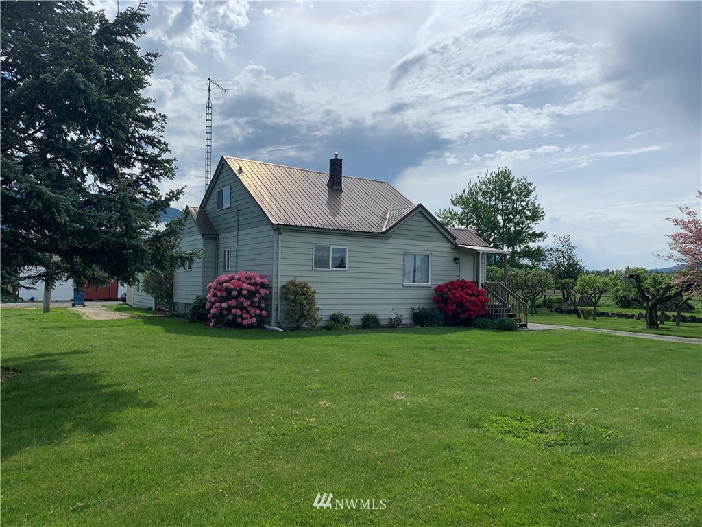 7332 Nooksack Road Everson, WA 98247 - Photo 2 of 33 a front view of a house with garden