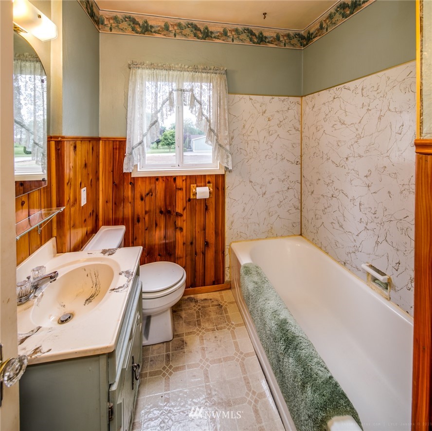 7332 Nooksack Road Everson, WA 98247 - Photo 11 of 33 a bathroom with a sink a toilet a tub and shower