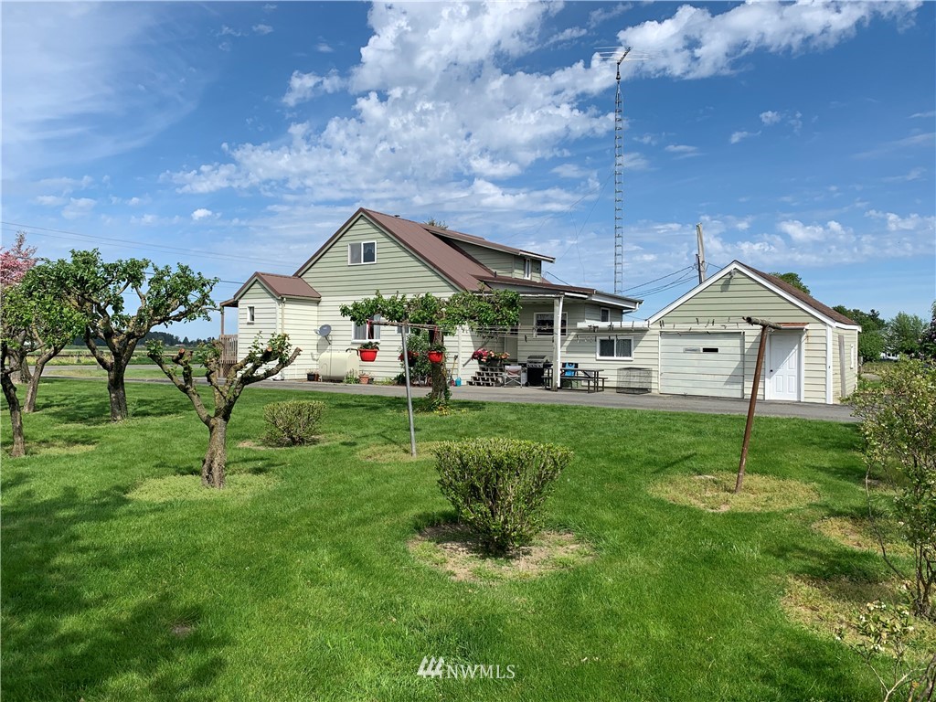 7332 Nooksack Road Everson, WA 98247 - Photo 15 of 33 a front view of a house with a yard and trees