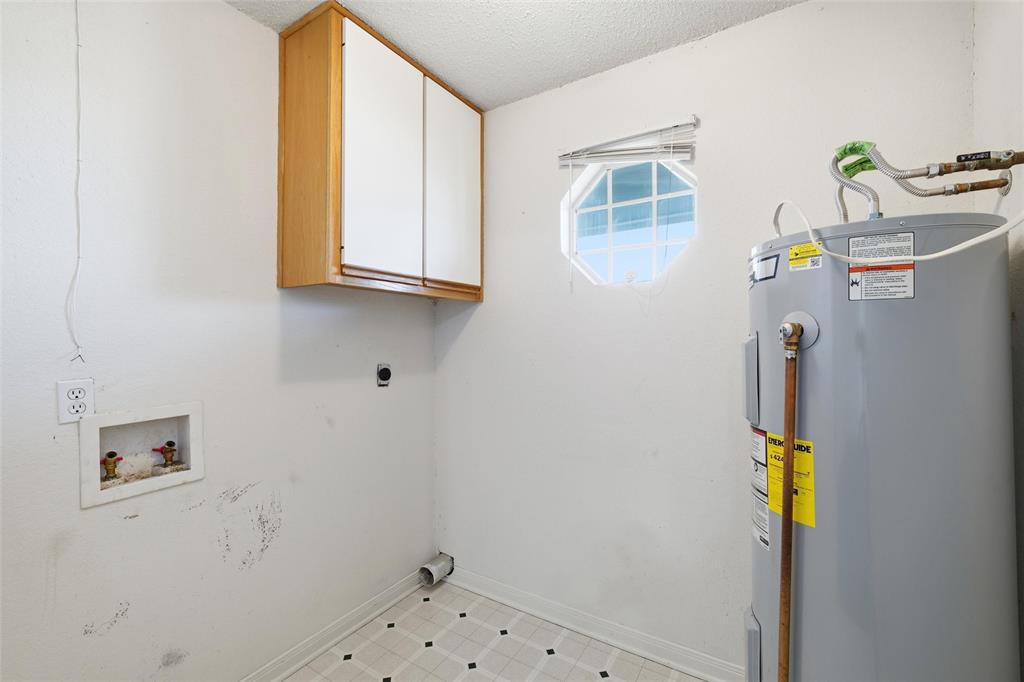 155 Rabajo Road China Spring, TX 76633 - Photo 14 of 40 a bathroom with a window