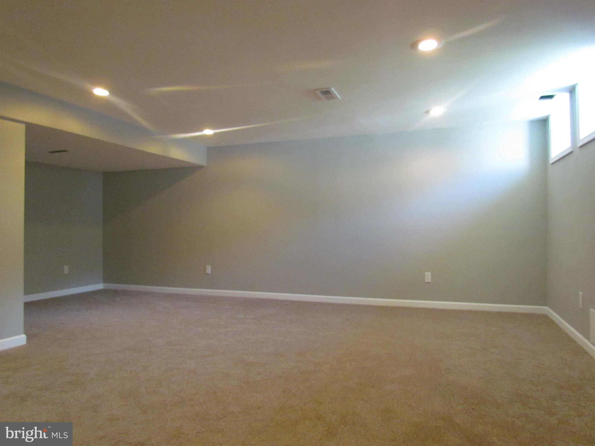 1526 Oakridge Road Baltimore, MD 21218 - Photo 15 of 24 Family Room