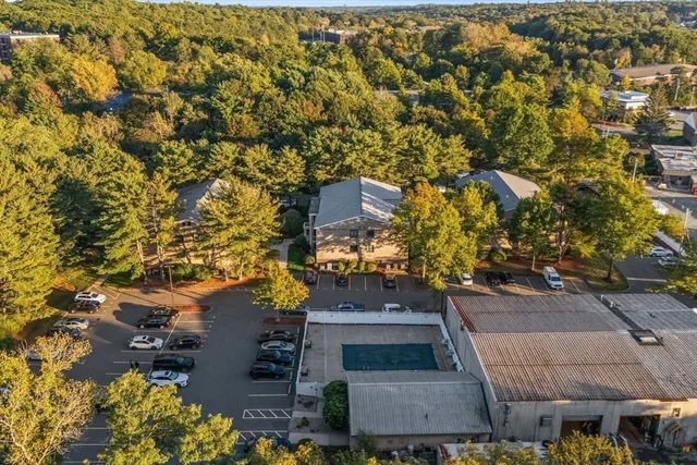 a sign that is sitting in the middle of a park