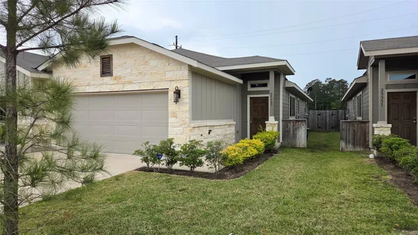 a view of a house with backyard