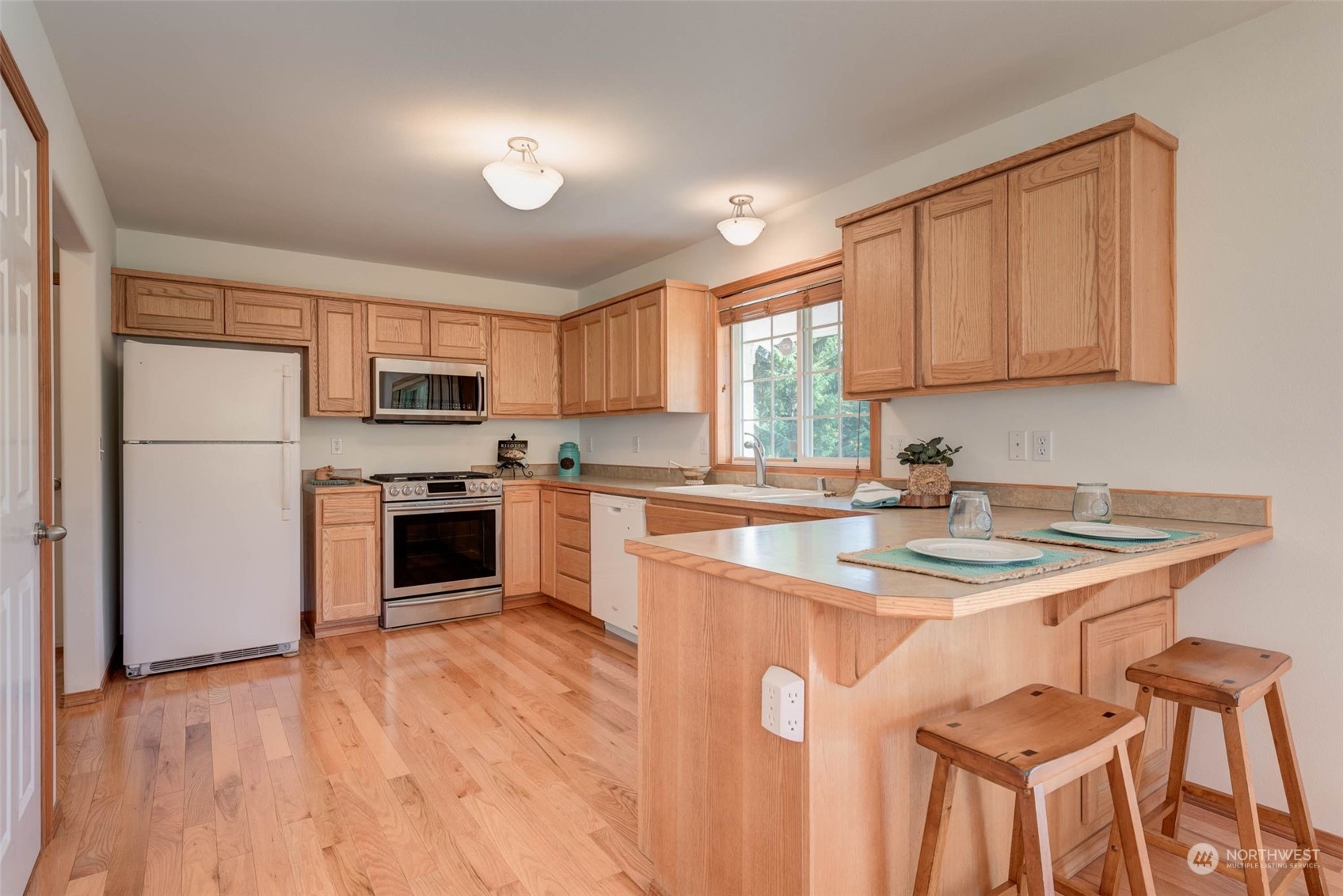 11 North Carpenter Road Snohomish, WA 98290 - Photo 8 of 38 a kitchen with granite countertop a sink stove and refrigerator