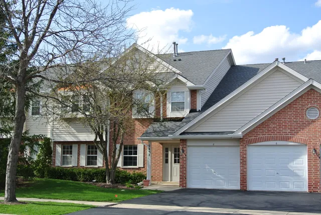 $2,100 | 2458 Charleston Drive, Unit 5, Schaumburg, IL 60193