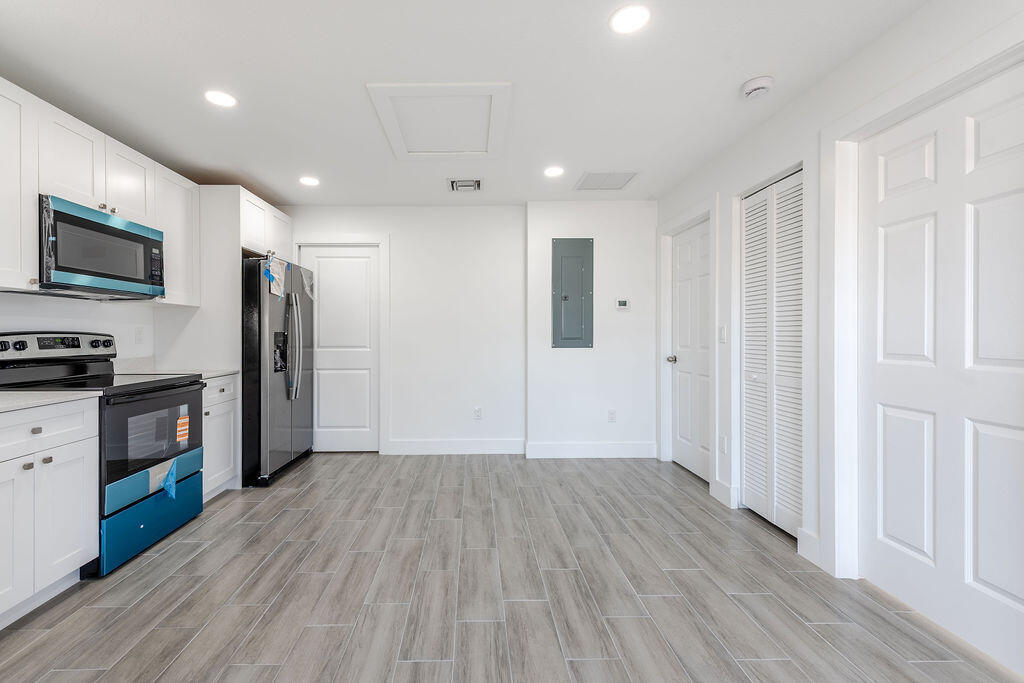 4959 Southeast Primrose Way, Unit 2 Stuart, FL 34997 - Photo 6 of 19 3246SEJeffersonStStuart-9