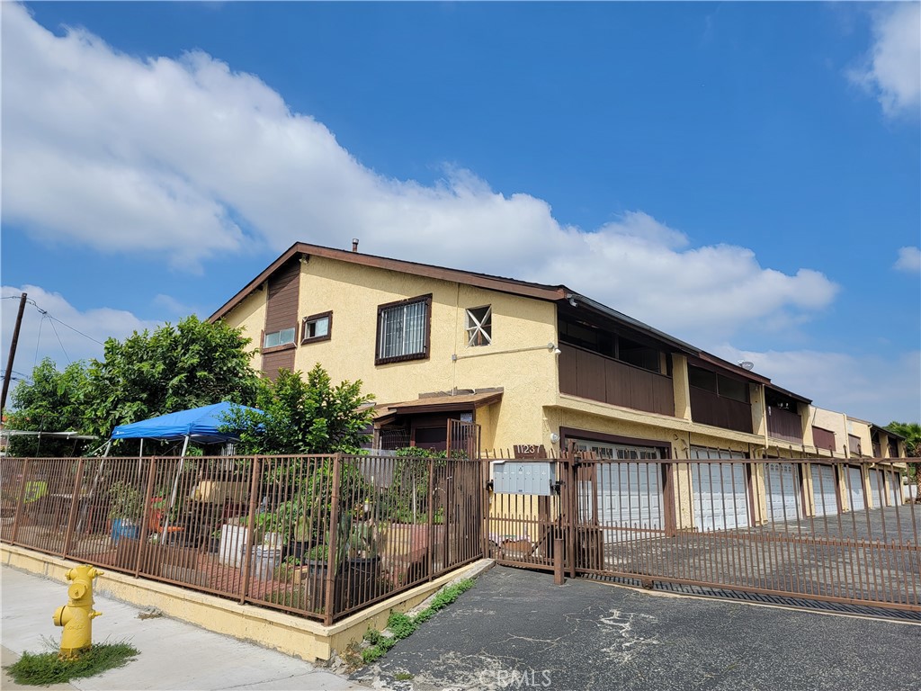 a view of a house with a backyard