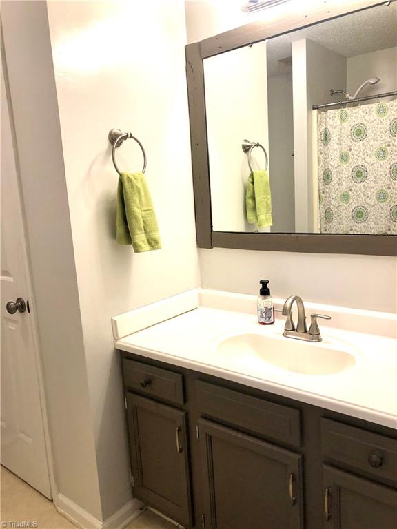 726 Stratford Road Lexington, NC 27292 - Photo 12 of 17 master bath