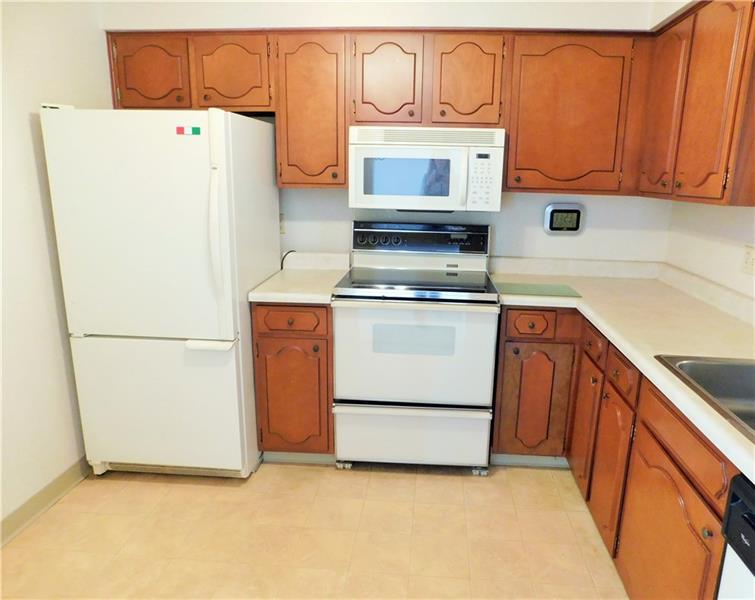 205 Coraopolis Road, Unit C6 Coraopolis, PA 15108 - Photo 6 of 16 Eat-In Kitchen